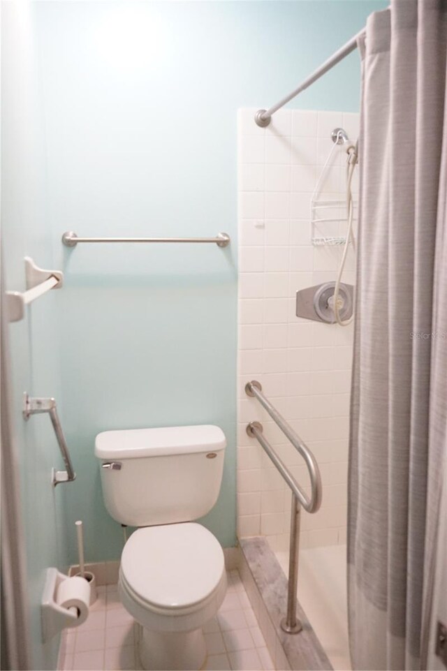 413 Lake Point Ct Unit 4B, Sun City Center, FL 33573 - full bathroom with tiled shower, toilet, and tile patterned flooring