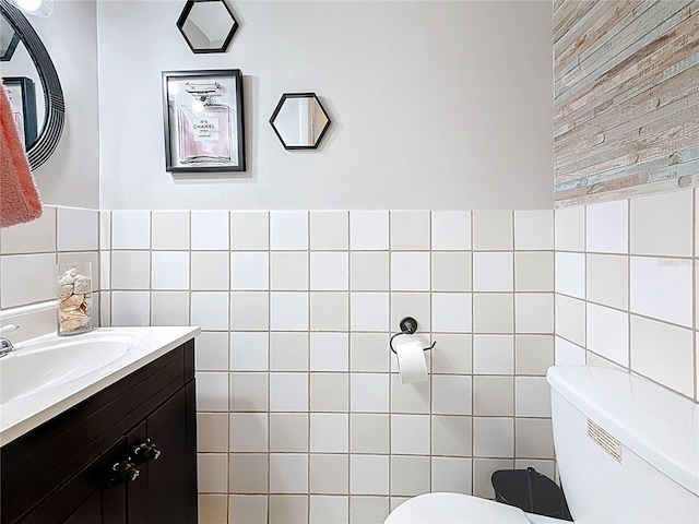 147 114th Ave NE Unit 147, Saint Petersburg, FL 33716 - half bath featuring toilet, tile walls, and vanity