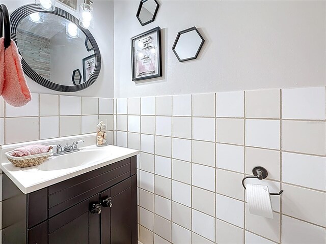 147 114th Ave NE Unit 147, Saint Petersburg, FL 33716 - bathroom with vanity and tile walls