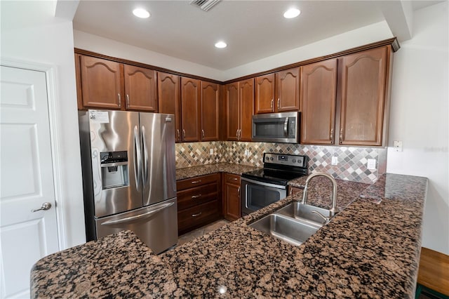 6940 47th Way N, Pinellas Park, FL 33781 - kitchen with stainless steel appliances, a sink, a peninsula, decorative backsplash, and recessed lighting