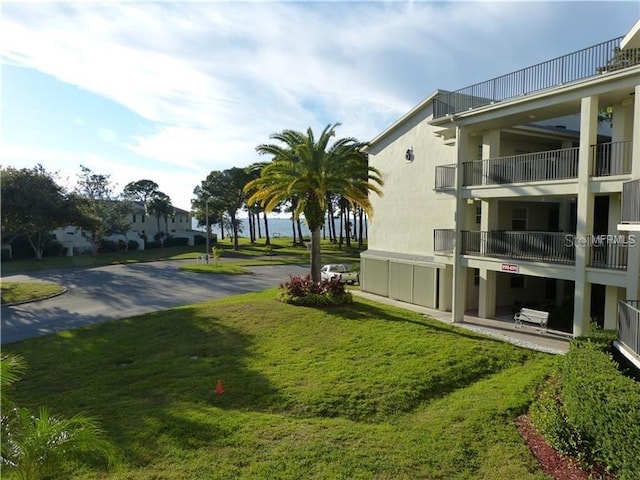 2700 Bayshore Blvd Unit 5307, Dunedin, FL 34698 - surrounding community featuring a lawn