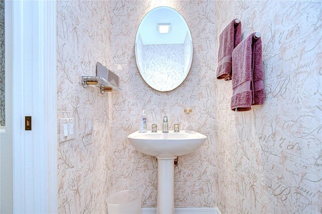 4304 Place Le Manes, Lutz, FL 33558 - bathroom featuring wallpapered walls