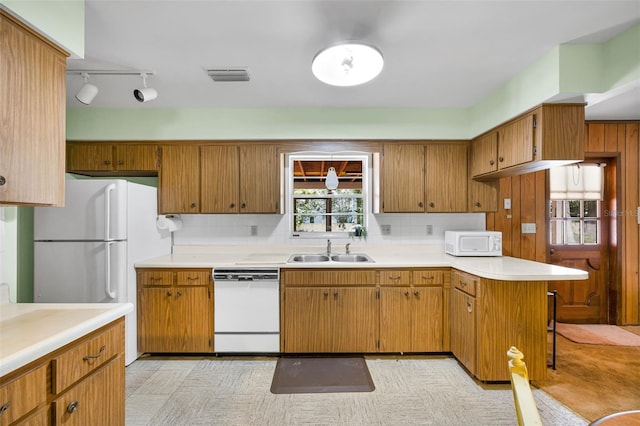 321 Belle View Ave, Temple Terrace, FL 33617 - kitchen featuring white appliances, a sink, light countertops, and a peninsula