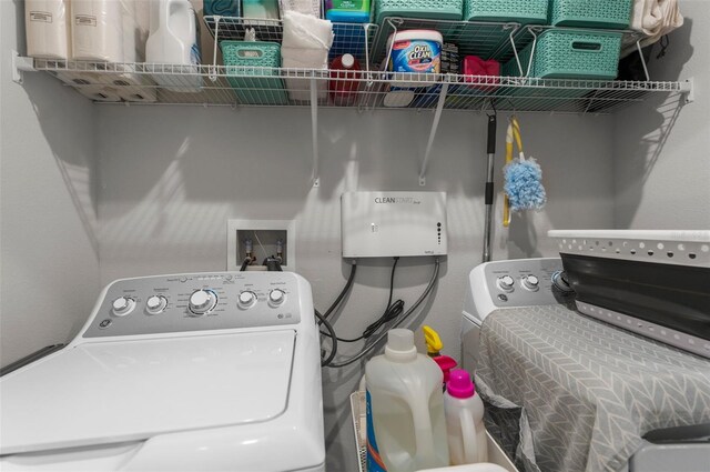 14532 Whitewater Way, Brooksville, FL 34604 - laundry area with washer / dryer