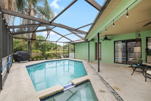 6621 Appaloosa Dr, Tampa, FL 33625 - swimming pool with a ceiling fan, an in-ground hot tub, a patio area, a grill, and a lanai