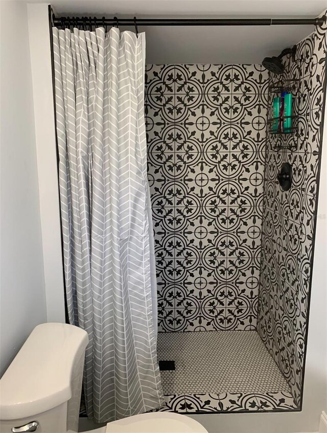 715 2nd Ave NE, Largo, FL 33770 - bathroom with toilet and a shower stall