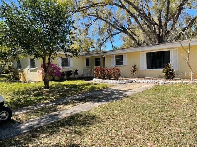 15034 Lake Magdalene Blvd, Tampa, FL 33618 - single story home featuring a front yard