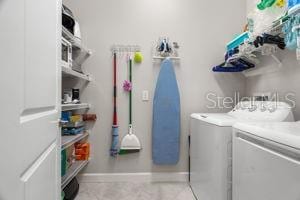 1395 White Fox Run, Lutz, FL 33549 - laundry area with washing machine and dryer and baseboards