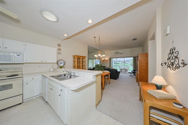 1012 Radison Lake Ct Unit 59, Sun City Center, FL 33573 - kitchen with white appliances, a sink, a peninsula, light countertops, and open floor plan