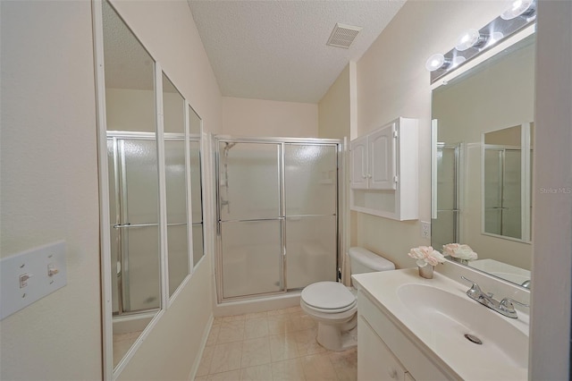 1012 Radison Lake Ct Unit 59, Sun City Center, FL 33573 - full bathroom featuring a shower with door, vanity, toilet, and a textured ceiling