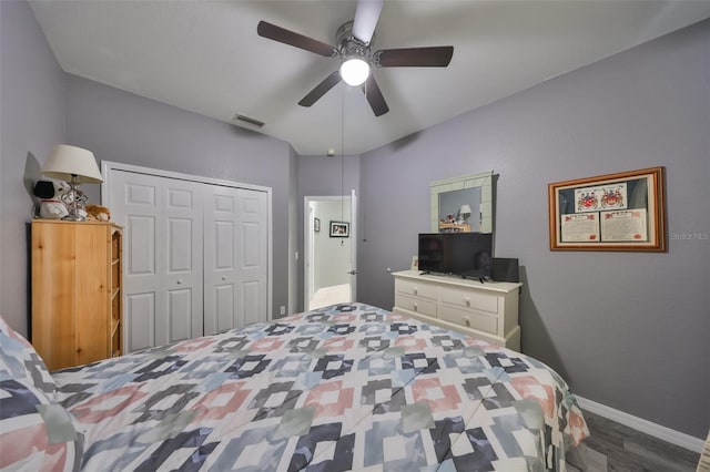 11806 Holly Crest Ln, Riverview, FL 33569 - bedroom with wood finished floors, a closet, baseboards, and ceiling fan