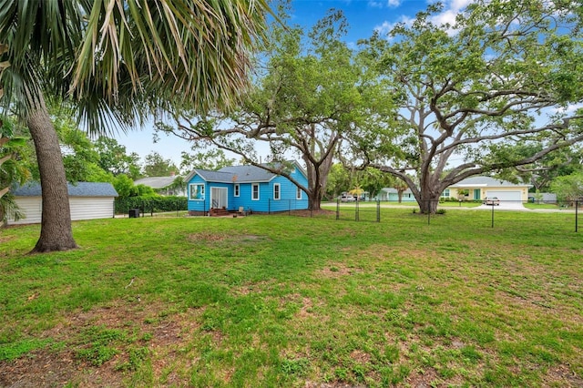 320 Broadway, Dunedin, FL 34698 - view of yard featuring a detached garage