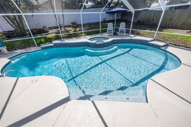 460 Meravan Dr, Palm Harbor, FL 34683 - view of swimming pool with a fenced backyard, an in-ground hot tub, and a lanai