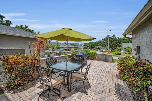 184 Hunter Ct, Palm Harbor, FL 34684 - view of patio / terrace with outdoor dining area