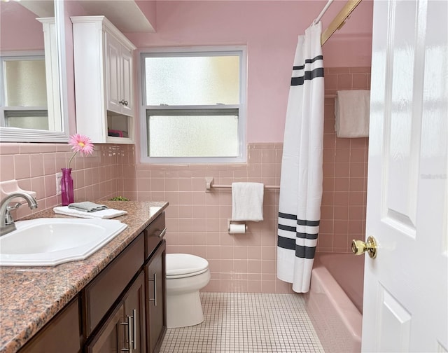 2523 Krueger Ln, Tampa, FL 33618 - full bathroom featuring vanity, tile walls, toilet, shower / tub combo, and tile patterned floors
