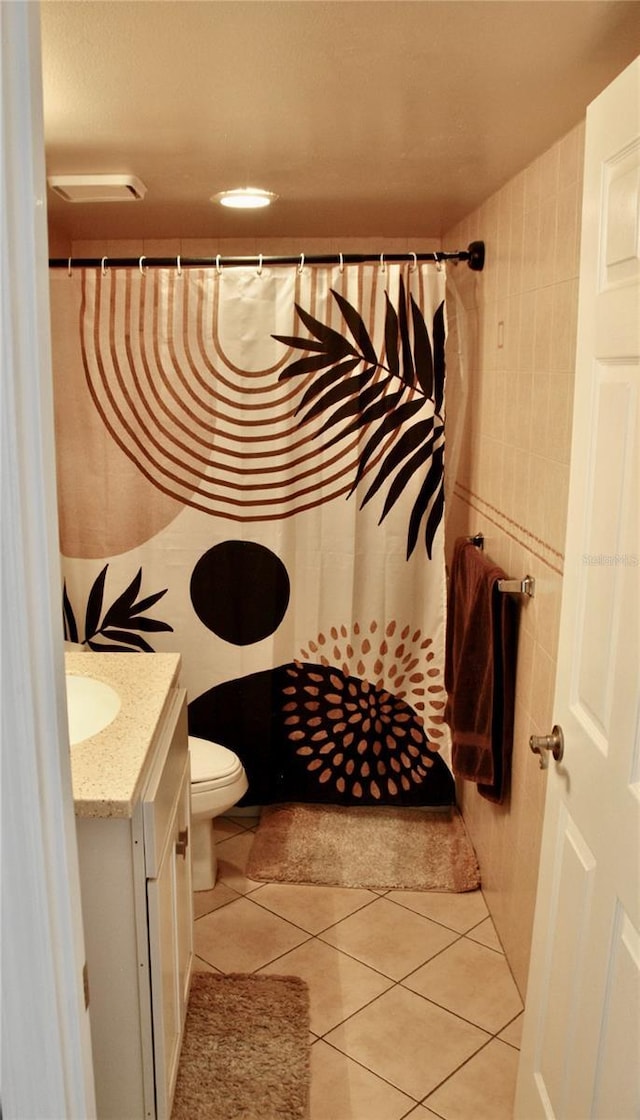2737 Enterprise Rd E Unit 192, Clearwater, FL 33759 - bathroom with vanity, toilet, tile patterned floors, and a shower with shower curtain