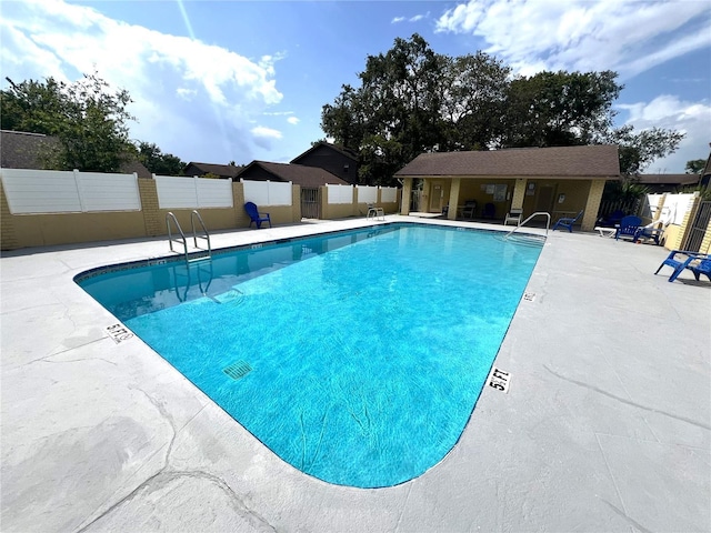 502 E Curlew Pl, Tarpon Springs, FL 34689 - community pool with a patio