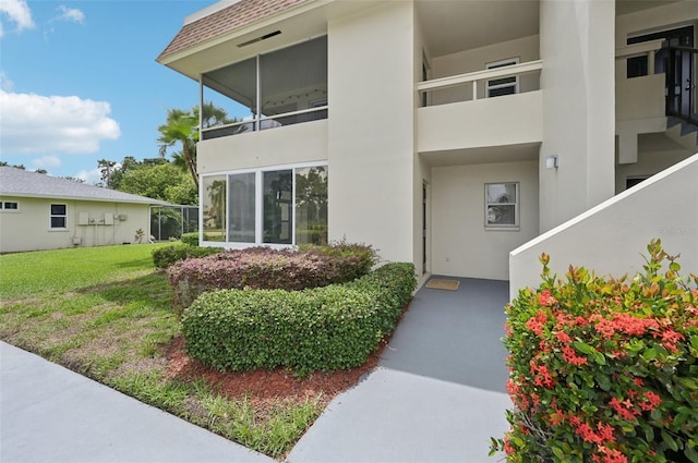 7304 W Country Club Dr N Unit 113, Sarasota, FL 34243 - view of exterior entry with stucco siding
