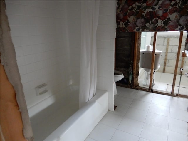 1897 Dolphin Blvd S, Saint Petersburg, FL 33707 - full bath with shower / tub combo with curtain and tile patterned floors