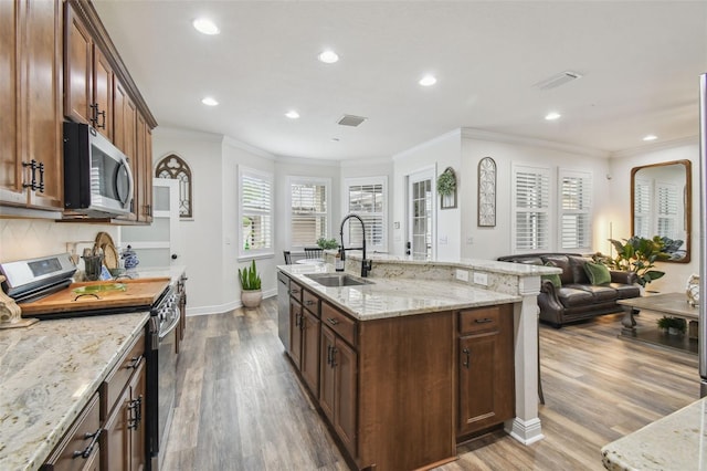 10422 Fenceline Rd, New Port Richey, FL 34655 - kitchen featuring stainless steel appliances, a sink, dark wood-style flooring, recessed lighting, and ornamental molding