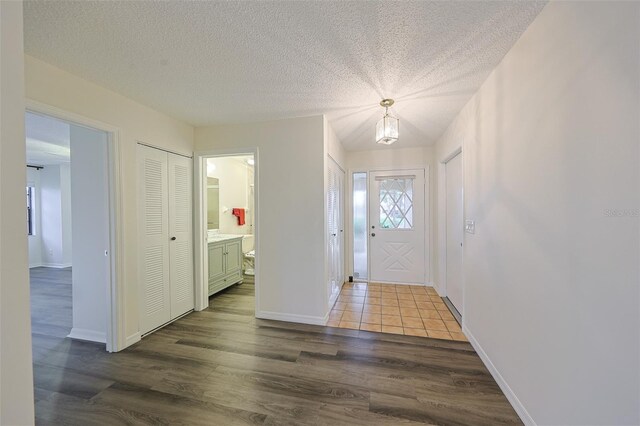 1508 Ingram Dr Unit 20, Sun City Center, FL 33573 - foyer with dark wood finished floors, a textured ceiling, and baseboards