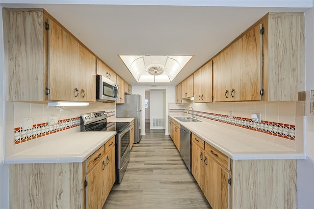 1508 Ingram Dr Unit 20, Sun City Center, FL 33573 - kitchen featuring appliances with stainless steel finishes, a sink, backsplash, and light countertops