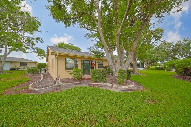 1508 Ingram Dr Unit 20, Sun City Center, FL 33573 - view of front facade featuring a front yard and stucco siding