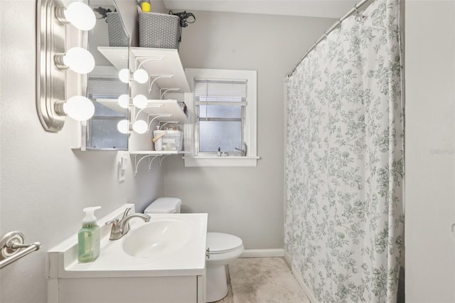 1525 38th Ave N, Saint Petersburg, FL 33704 - full bath featuring toilet, vanity, baseboards, and curtained shower