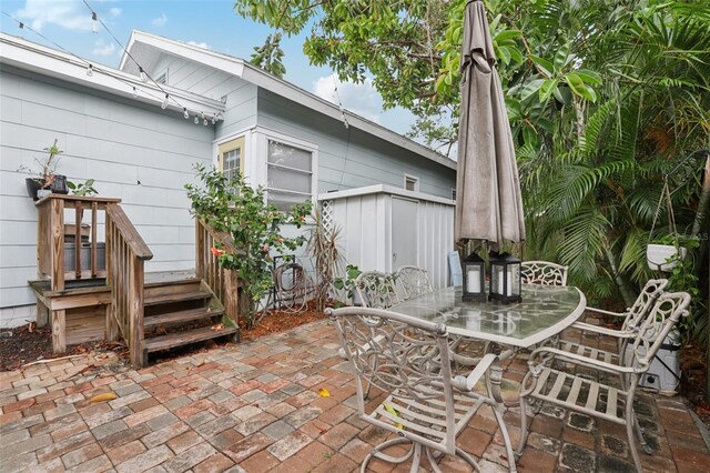 1525 38th Ave N, Saint Petersburg, FL 33704 - view of patio with outdoor dining area