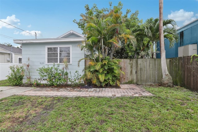 1525 38th Ave N, Saint Petersburg, FL 33704 - view of yard