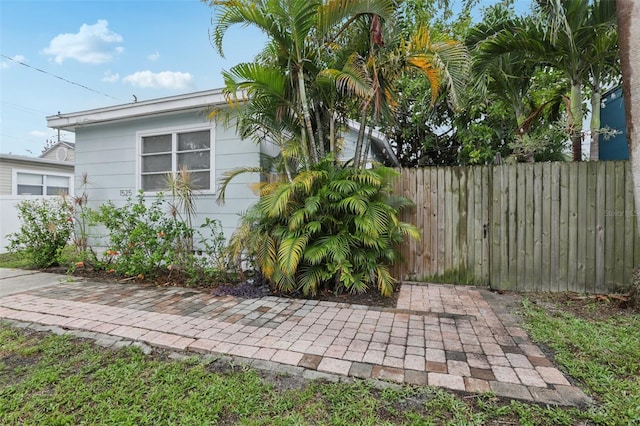 1525 38th Ave N, Saint Petersburg, FL 33704 - view of side of property