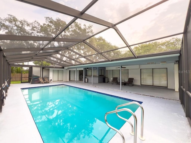 3005 Wilton Ln, Valrico, FL 33596 - swimming pool featuring a patio, ceiling fan, and glass enclosure
