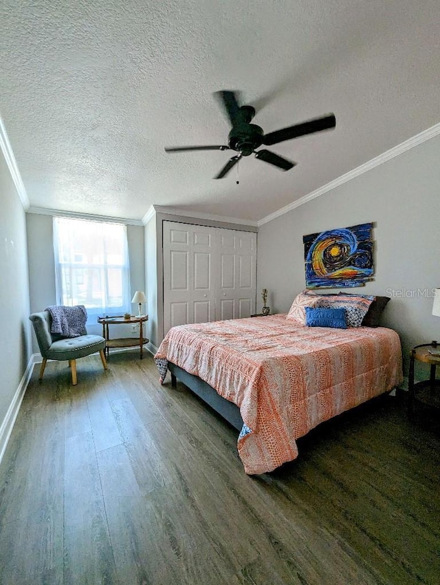 85 Heather Point Ct Unit 850, New Smyrna Beach, FL 32169 - bedroom featuring wood finished floors, crown molding, a textured ceiling, baseboards, and a closet