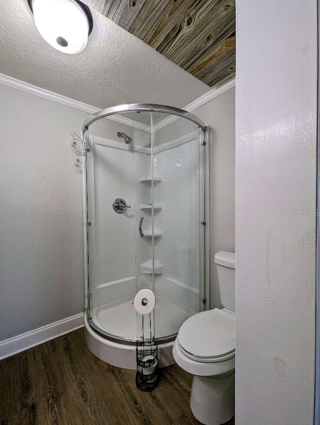 85 Heather Point Ct Unit 850, New Smyrna Beach, FL 32169 - full bath with wood finished floors, a stall shower, toilet, baseboards, and crown molding