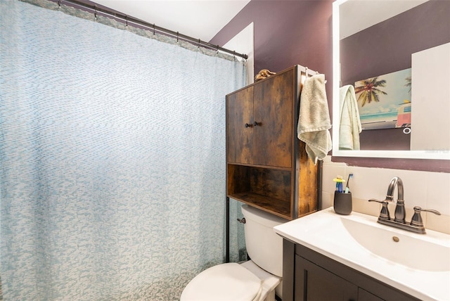 8556 91st Ter, Seminole, FL 33777 - bathroom featuring toilet, vanity, and curtained shower