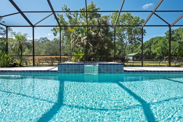 3452 Forelock Rd, Tarpon Springs, FL 34688 - outdoor pool featuring a jacuzzi and glass enclosure