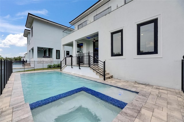 6528 Simone Shores Cir, Apollo Beach, FL 33572 - view of swimming pool featuring a pool with connected hot tub and a ceiling fan
