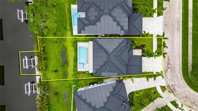 6528 Simone Shores Cir, Apollo Beach, FL 33572 - aerial overview of property's location with property boundaries highlighted and a pool area