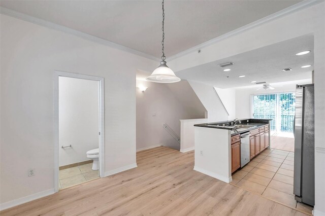 113 S Sherrill St Unit 113, Tampa, FL 33609 - kitchen featuring stainless steel appliances, a sink, light wood-style floors, pendant lighting, and baseboards