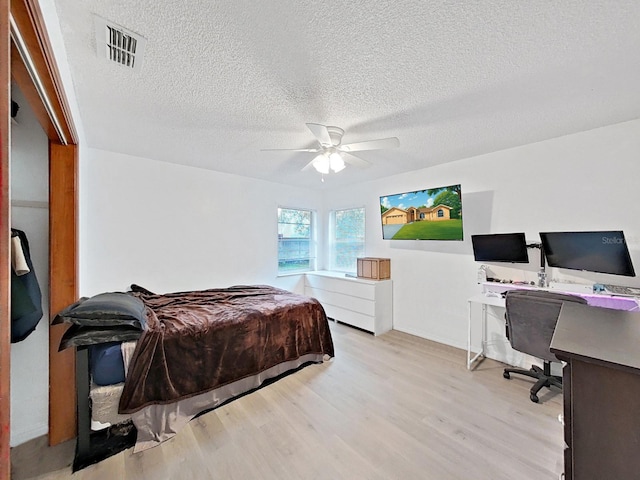 13094 Huntington Woods Ave, Spring Hill, FL 34609 - bedroom featuring wood finished floors, an office area, a textured ceiling, and a ceiling fan