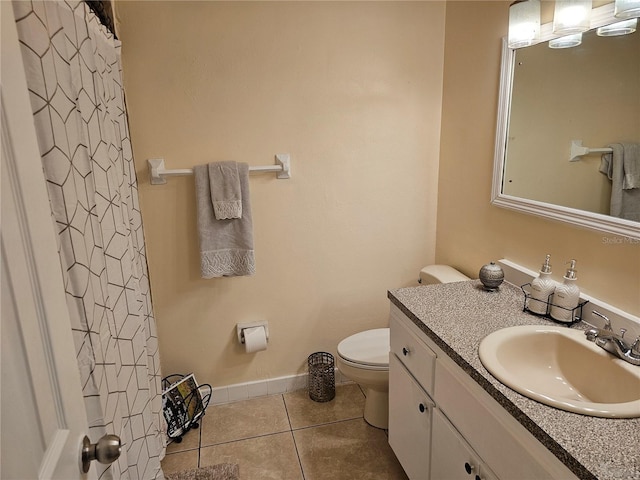505 Innergary Pl, Valrico, FL 33594 - full bath featuring toilet, tile patterned flooring, vanity, baseboards, and curtained shower