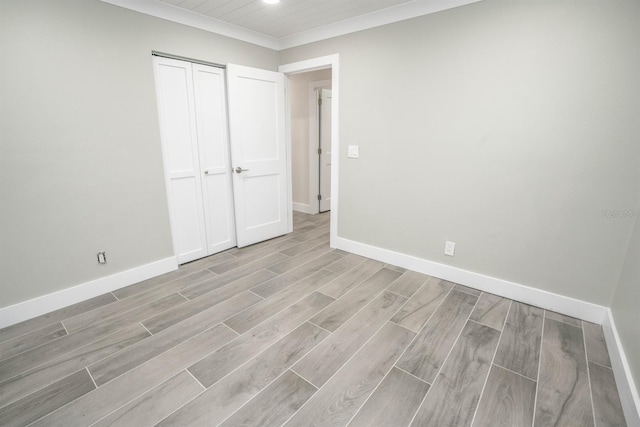 913 Spindle Palm Way, Apollo Beach, FL 33572 - unfurnished bedroom featuring light wood-style flooring, baseboards, and a closet