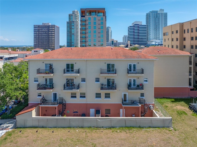 340 1st St N Unit I, Saint Petersburg, FL 33701 - view of building exterior with a skyline view