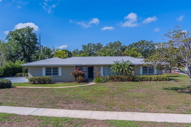 501 Poinsettia Rd, Belleair, FL 33756 - ranch-style house with stucco siding and a front lawn