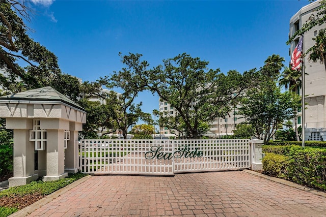 1 Seaside Ln Unit 302, Belleair, FL 33756 - view of gate