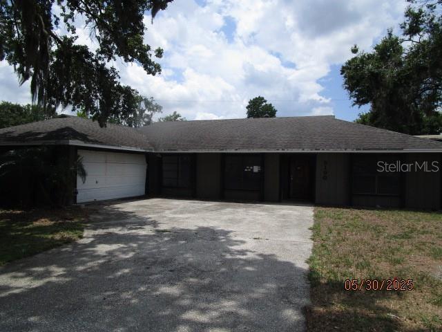 5190 Starling Dr, Mulberry, FL 33860 - single story home with asphalt driveway and an attached garage