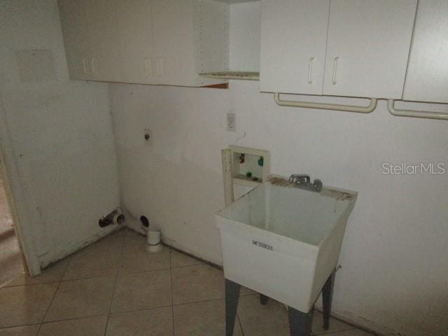 5190 Starling Dr, Mulberry, FL 33860 - laundry area featuring cabinet space, light tile patterned floors, washer hookup, and electric dryer hookup