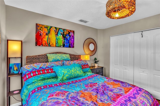 12219 Steppingstone Blvd, Tampa, FL 33635 - bedroom with a closet and a textured ceiling
