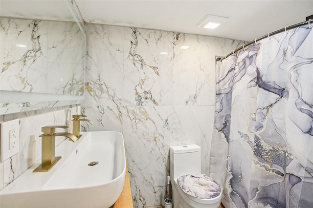 20921 Haulover Cv Unit 8, Lutz, FL 33558 - bathroom with a sink, tile walls, toilet, and a shower with curtain