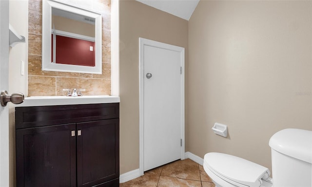 9752 Trumpet Vine Loop, Trinity, FL 34655 - bathroom with toilet, vanity, baseboards, and tile patterned floors